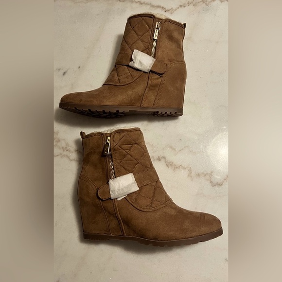Unisa Women’s Camel Brown Tayya Wedge Ankle Bootie Quilted Faux Suede size 10 - Picture 1 of 6